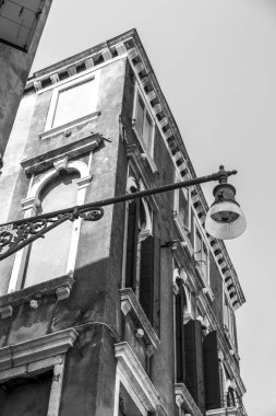 Venedik, İtalya, 25 Nisan 2019 tarihinde. Antik Venedik binalarının tipik mimarisi. Cephe parçası