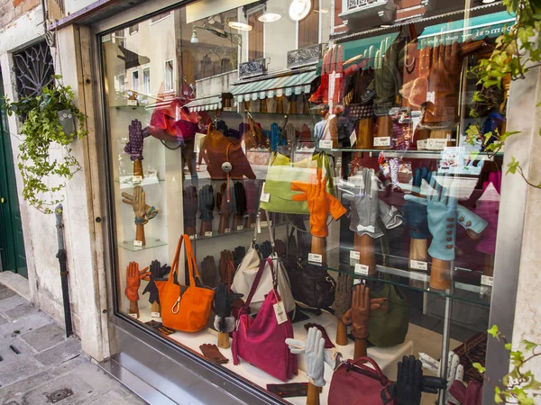 Venecia Italia Abril 2019 Hermoso Escaparate Tienda Productos Cuero — Foto de Stock