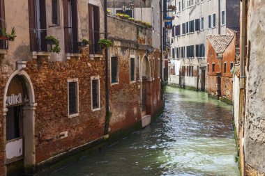 Venedik, İtalya, 25 Nisan 2019 tarihinde. Venedik için tipik pitoresk dar kanal ve kıyılarında eski binalar