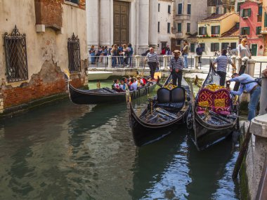 Venedik, İtalya, 25 Nisan 2019 tarihinde. Canal Grande'nin manzarası. Gondol üzerinde yürüyün