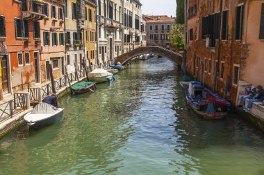 Venedik, İtalya, 25 Nisan 2019 tarihinde. Venedik için tipik pitoresk dar kanal ve kıyılarında eski binalar