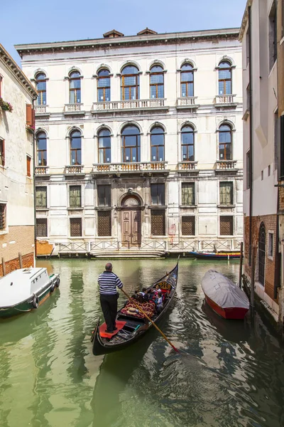 2019年4月25日 イタリア ヴェネツィア 運河グランデの眺め ゴンドラの上を歩く — ストック写真