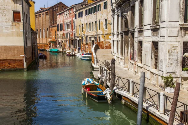 2019年4月25日 イタリア ヴェネツィア ヴェネツィアに代表される美しい狭い海峡と 海岸沿いの古い建物 — ストック写真