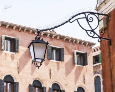 Venedik, İtalya, 25 Nisan 2019 tarihinde. Güzel sokak lambası