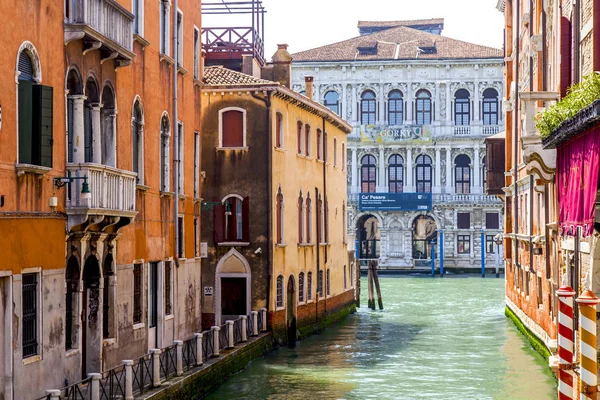 Benátky Itálie Dubna 2019 Malebný Úzký Kanál Typický Pro Benátky — Stock fotografie