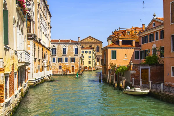 Veneza Itália Abril 2019 Canal Estreito Pitoresco Típico Veneza Edifícios — Fotografia de Stock