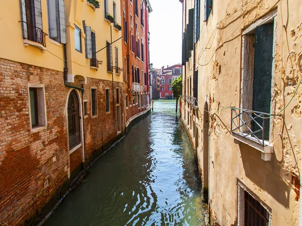 意大利威尼斯 2019年4月25日 威尼斯典型的风景如画的狭窄通道 其海岸上的古老建筑 — 图库照片