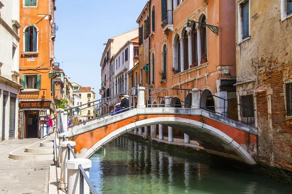 Wenecja Włochy Kwietnia 2019 Malownicza Wąska Ulica Mostem Przez Kanał — Zdjęcie stockowe