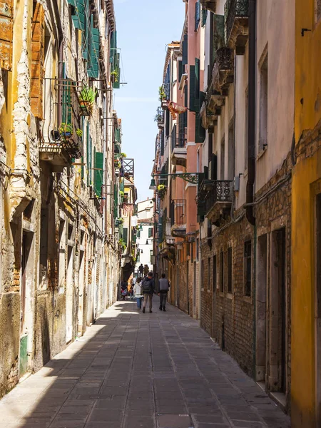 Venice Italy April 2019 People Typical Venetian Narrow Street — Stock Photo, Image
