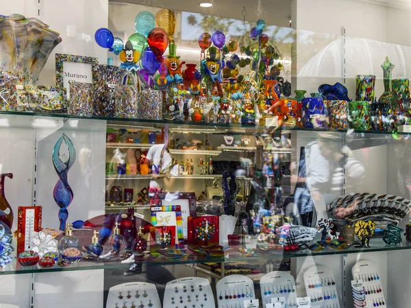 2019年4月25日 イタリア ヴェネツィア 本物のお土産やギフトの店の絵のようなカラフルなショーウィンドウ — ストック写真