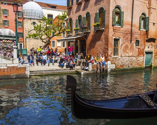 Venise Italie Avril 2019 Les Gens Reposent Sur Rive Canal — Photo