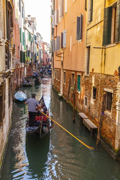 Venedik Talya Nisan 2019 Tarihinde Tipik Venedik Kanalında Bir Gondol — Stok fotoğraf