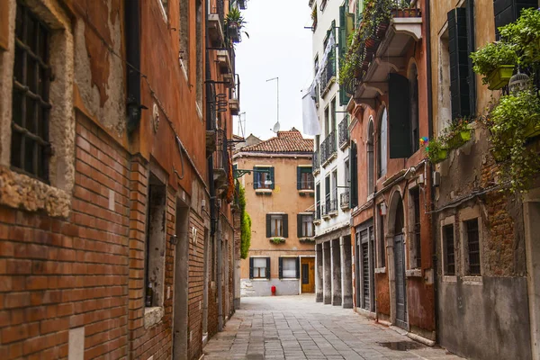 Venecia Italia Abril 2019 Pintoresca Calle Estrecha Típica Venecia Complejo — Foto de Stock