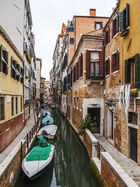 Venecia Italia Abril 2019 Típica Calle Del Canal Veneciano Edificios — Foto de Stock