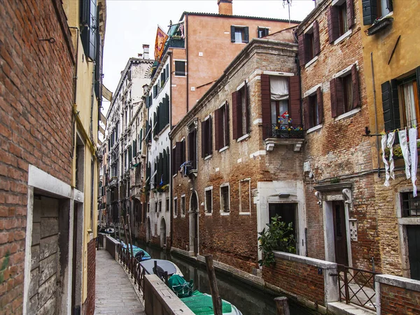 Venecia Italia Abril 2019 Típica Calle Del Canal Veneciano Edificios —  Fotos de Stock