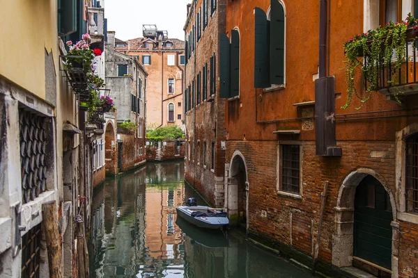 Veneza Itália Abril 2019 Rua Típica Canal Veneziano Edifícios Antigos — Fotografia de Stock