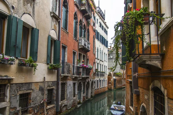 Venecia Italia Abril 2019 Típica Calle Del Canal Veneciano Edificios — Foto de Stock