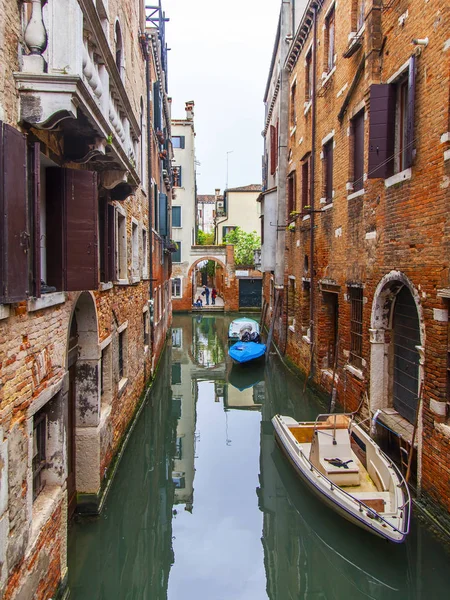 Venedig Italien April 2019 Typische Venezianische Kanalstraße Und Alte Gebäude — Stockfoto