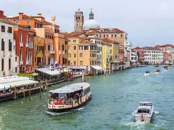 Benátky Itálie Dubna 2019 Pohled Canal Grande Osobní Člun Vaporetto — Stock fotografie