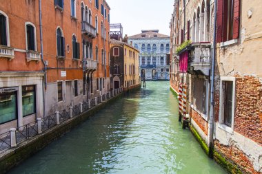 Venedik, İtalya, 25 Nisan 2019 tarihinde. Tipik Venedik kanal sokak ve eski binalar kıyıda