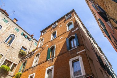 Venedik, İtalya, 25 Nisan 2019 tarihinde. Antik Venedik binalarının tipik mimarisi. Cephe parçası