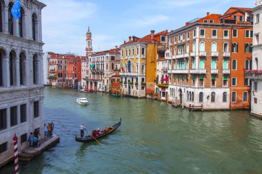 Venedik, İtalya, 25 Nisan 2019 tarihinde. Canal Grande'nin manzarası. Çeşitli tekneler dolgular ince bir mimari kompleksi ile yüzer