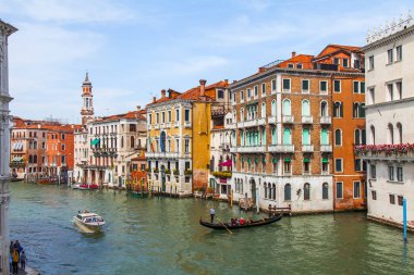 Venedik, İtalya, 25 Nisan 2019 tarihinde. Canal Grande'nin manzarası. Çeşitli tekneler dolgular ince bir mimari kompleksi ile yüzer