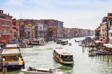 Venedik, İtalya, 25 Nisan 2019 tarihinde. Canal Grande'nin manzarası. Çeşitli tekneler dolgular ince bir mimari kompleksi ile yüzer