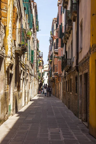 Venedig Italien April 2019 Malerische Enge Straße Typisch Für Venedig — Stockfoto