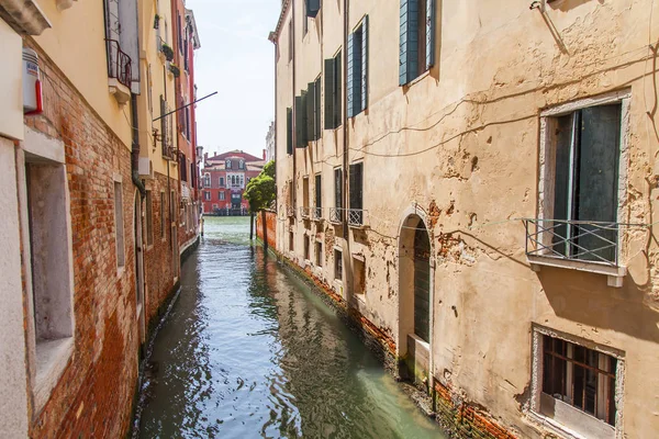 意大利威尼斯 2019年4月25日 典型的威尼斯运河街和老建筑上岸 — 图库照片