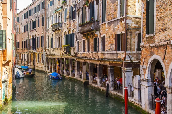 Venice Italy April 2019 Typical Venetian Canal Street Old Buildings — Stock Photo, Image