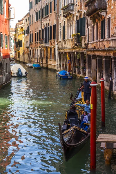 Venise Italie Avril 2019 Promenade Gondole Sur Canal Étroit Dans — Photo