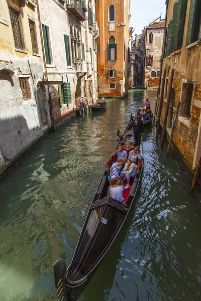 Venice Italy April 2019 Walk Gondola Narrow Channel Environment Typical — Stock Photo, Image