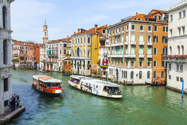 Венеция, Италия, 25 апреля 2019 года. Вид на Большой канал. Различные лодки плывут по прекрасному архитектурному комплексу набережных
