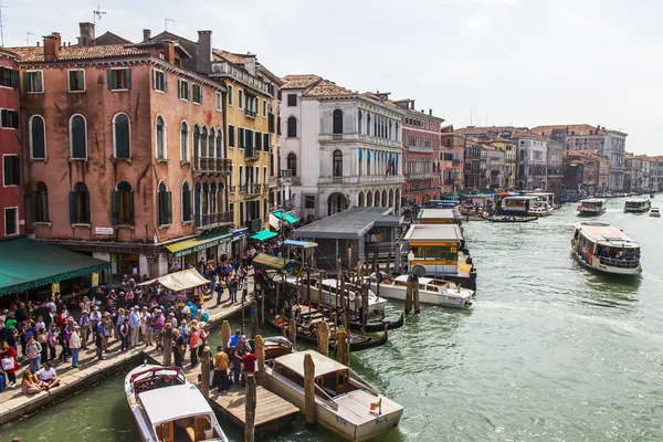 Veneza Itália Abril 2019 Vista Canal Grande Vários Barcos Flutuam — Fotografia de Stock