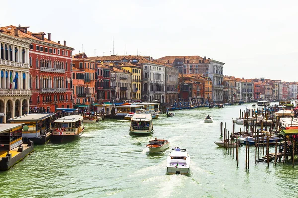 意大利威尼斯 2019年4月25日 大运河景观 各种船只漂浮在细细的堤岸建筑群中 — 图库照片