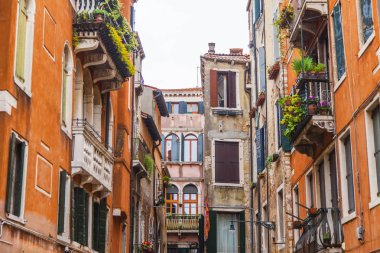 Venedik, İtalya, 25 Nisan 2019 tarihinde. Antik Venedik binalarının tipik mimarisi. Cephe parçası