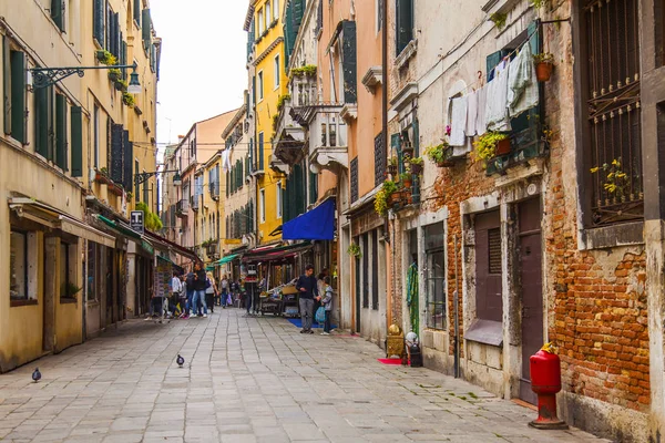 Venecia Italia Abril 2019 Pintoresca Calle Estrecha Típica Venecia Complejo — Foto de Stock