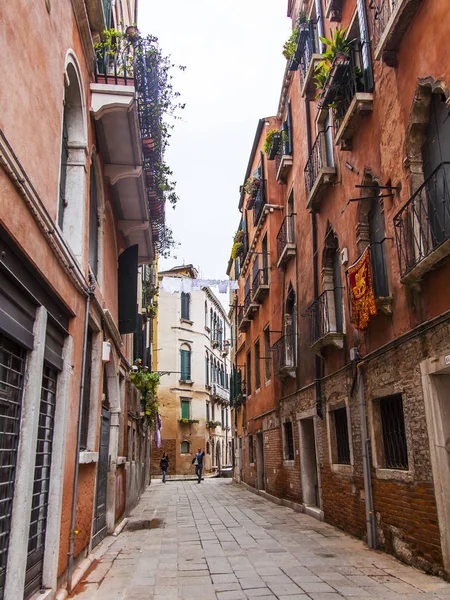 Venecia Italia Abril 2019 Pintoresca Calle Estrecha Típica Venecia Complejo —  Fotos de Stock