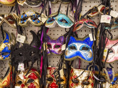 Venedik, İtalya, 25 Nisan 2019 tarihinde. Hediyelik eşya dükkanının vitrininde pitoresk Venedik maskeleri