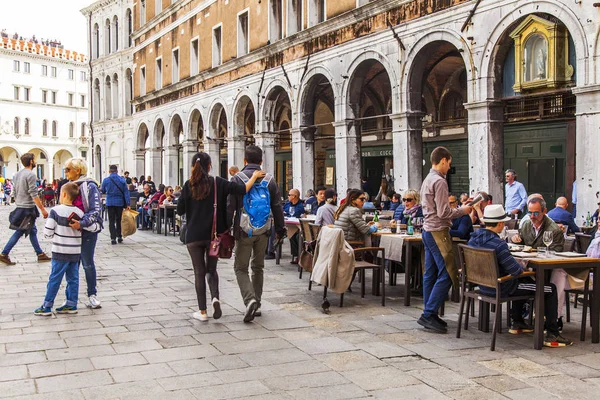 Venice Italy April 2019 People Eat Have Rest Tables Street — Stock Photo, Image