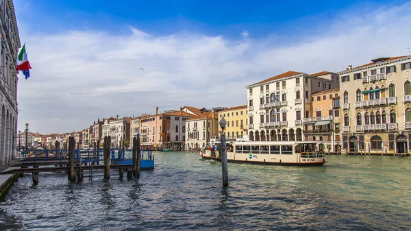 Benátky Itálie Dubna 2019 Pohled Canal Grande Osobní Člun Vaporetto — Stock fotografie