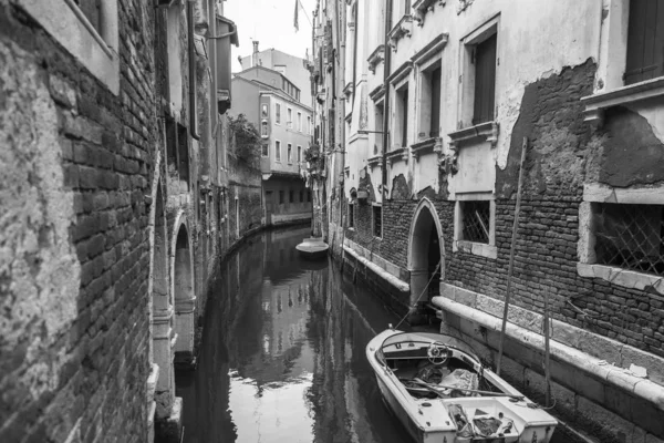 2019年4月25日 イタリア ヴェネツィア 典型的なヴェネツィアの風景 道路運河と古い建物が上陸 — ストック写真