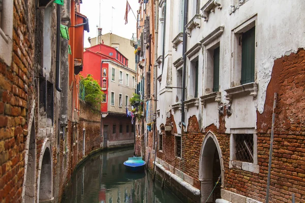 2019年4月25日 イタリア ヴェネツィア 典型的なヴェネツィアの風景 道路運河と古い建物が上陸 — ストック写真