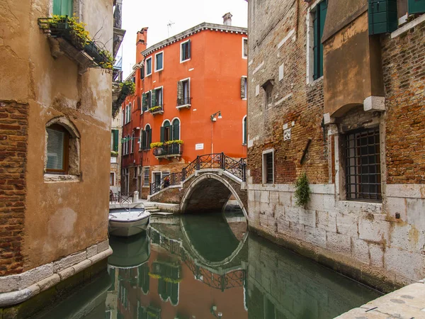 Venecia Italia Abril 2019 Pintoresca Calle Estrecha Con Puente Través — Foto de Stock