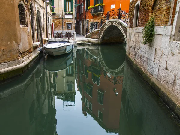意大利威尼斯 2019年4月25日 风景如画的狭窄街道 通过海峡与桥梁 上岸老建筑的典型建筑群 — 图库照片