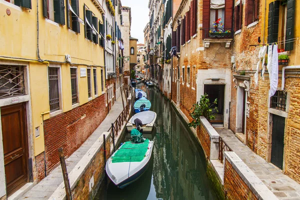2019年4月25日 イタリア ヴェネツィア 典型的なヴェネツィアの風景 道路運河と古い建物が上陸 — ストック写真