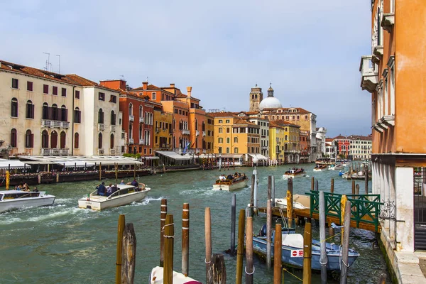 2019年4月25日 イタリア ヴェネツィア 運河グランデの眺め 堤防の良い建築複合体によって浮かぶ様々なボート — ストック写真