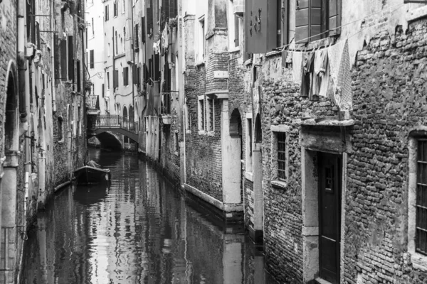 2019年4月25日 イタリア ヴェネツィア 典型的なヴェネツィアの風景 道路運河と古い建物が上陸 — ストック写真