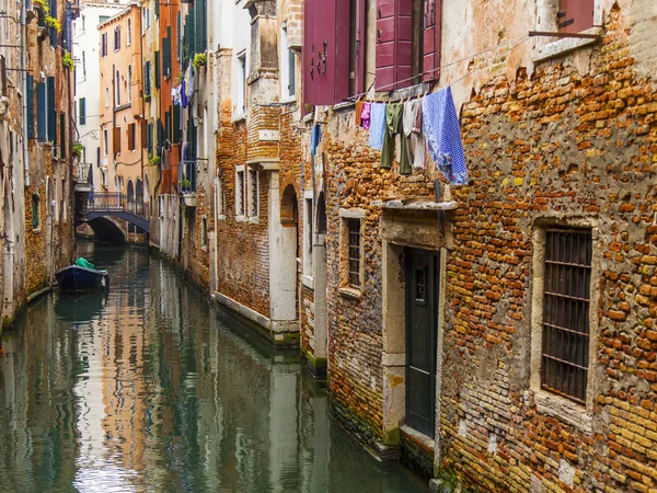 2019年4月25日 イタリア ヴェネツィア 典型的なヴェネツィアの風景 道路運河と古い建物が上陸 — ストック写真